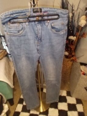 Light Wash Skinny Jeans - Classic Denim